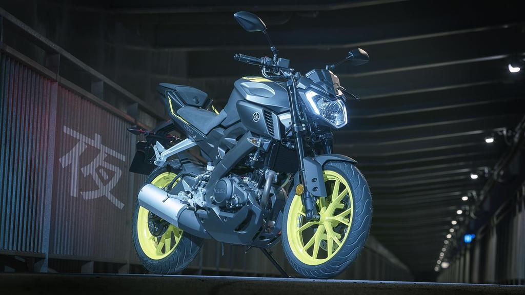 125 ccm-es streetfighter stílus Mi a Yamahánál arról vagyunk híresek, hogy korszakalkotó modelleket hozunk létre, amelyek teljesen új irányt szabnak a motorozásnak az az alapfelszereltség részét