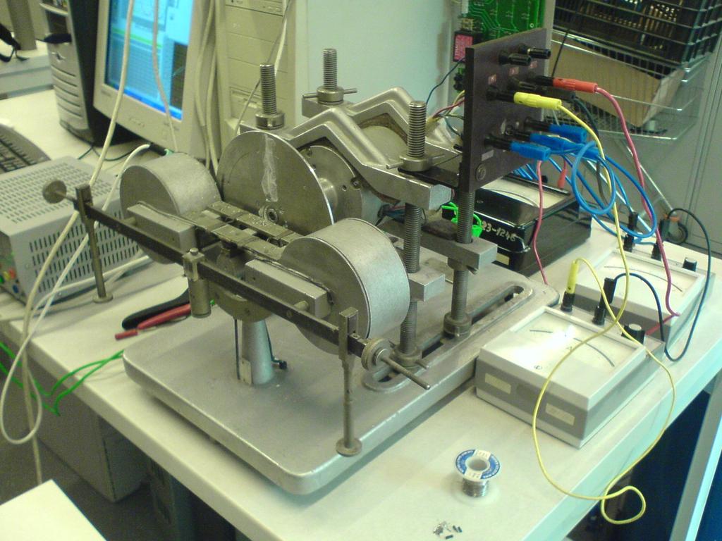 4.2. Ábra: A hiszterézismotor mérleges nyomatékmérővel felszerelt futópadon A fordulatszám mérését állítható