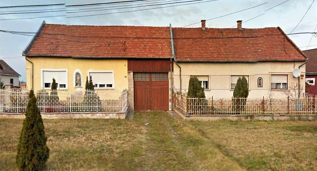 Építészeti karakterek bemutatása 13 A település központjában jellemzően utcavonalas beépítéssel találkozhatunk, melynek köszönhetően az épületek homlokzata az utcai telekhatárra került.