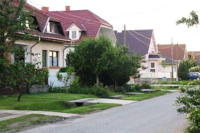 mindkét oldalán vízelvezető