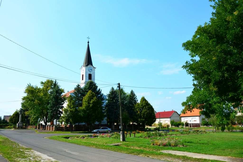 település központja, az itt lévő téren