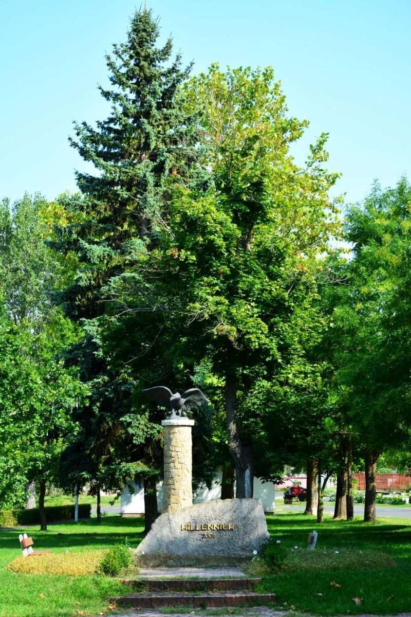 A tér szellős, szépen parkosított.