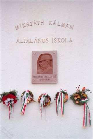 8 Hirdetések, reklámtáblák 35 HIRDETÉSEK, REKLÁMTÁBLÁK,