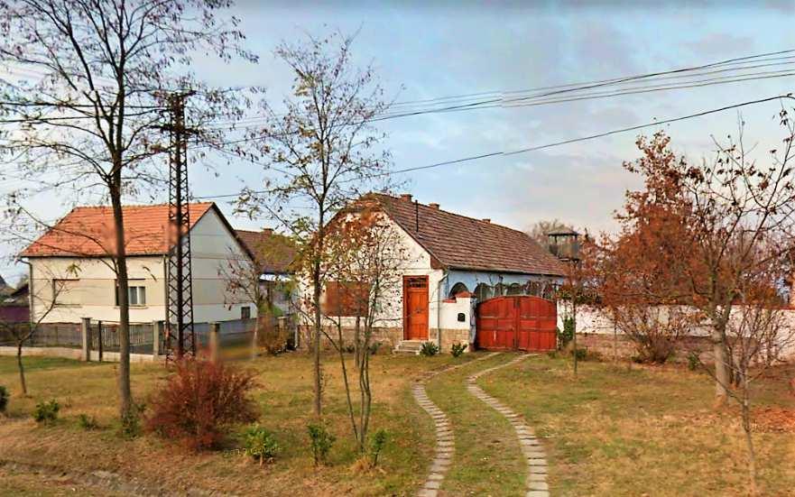 Építészeti karakterek bemutatása 7 Drégelypalánk felől a községbe megérkezve az út jobb oldalán sövényfallal találkozunk, mely azt a célt szolgálja, hogy a