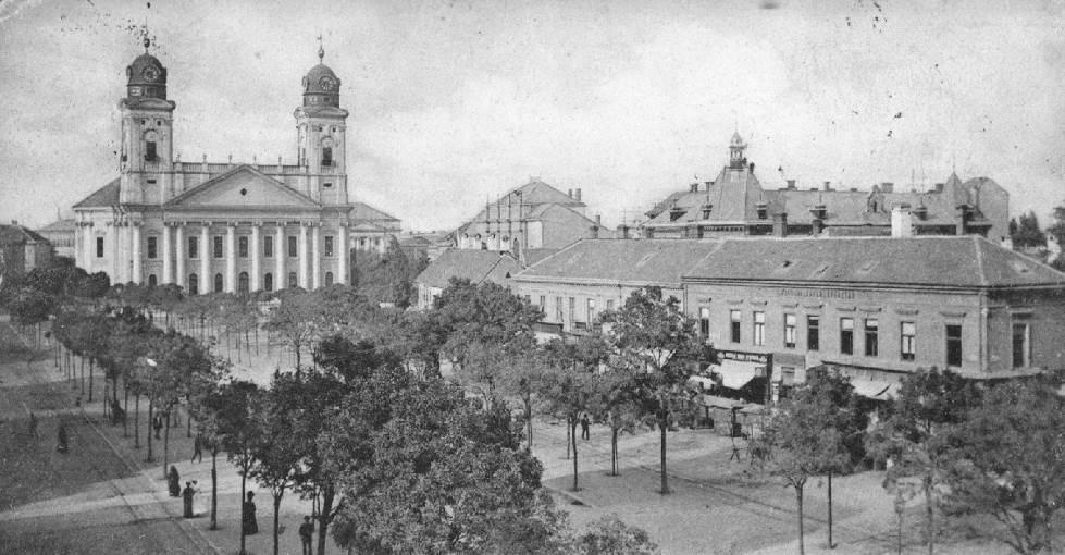 46 PAPP JÓZSEF A főtér 1902-ben (A Stencinger-ház mögötti Csapó utcai házat már tornyos sarokházzá alakították) A városközpontban korszakunk első évtizedében előbb átalakításokkal és