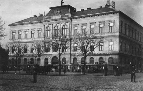 A kivitelezéssel 1894-ben készült el a szintén helybeli Gertner és Rossler cég. 32 FŐREÁLISKOLA (Hatvan utca 44.