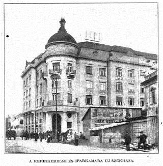 DEBRECEN ÉPÍTÉSZETE A SZÁZADFORDULÓ ÉVTIZEDEIBEN 65 A Kereskedelmi és Iparkamara székháza a Debreceni Képes Kalendáriumban GAMBRINUS-BÉRHÁZ (Piac utca 26-28.