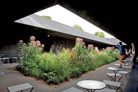 1.6. A hortus conclusus kortárs beteljesülése: Peter Zumthor Serpentine Gallery pavilonja 1. ábra: Peter Zumthor: Serpentine Gallery Pavilion, London, Kensington Garden, 2011.