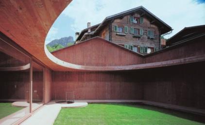 5. ábra: Valerio Olgiati: Atelier Bardill, Scharans, Svájc, 2007. A legáltalánosabb és legelterjedtebb bezárt kerttípus, amikor az épület tömegéhez additív módon kapcsolódik a kerítő fal.