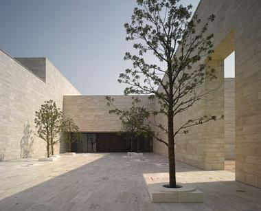 Erre a pontra, átmeneti típusként sorolnám Peter Zumthor Serpentine Gallery pavilonját.