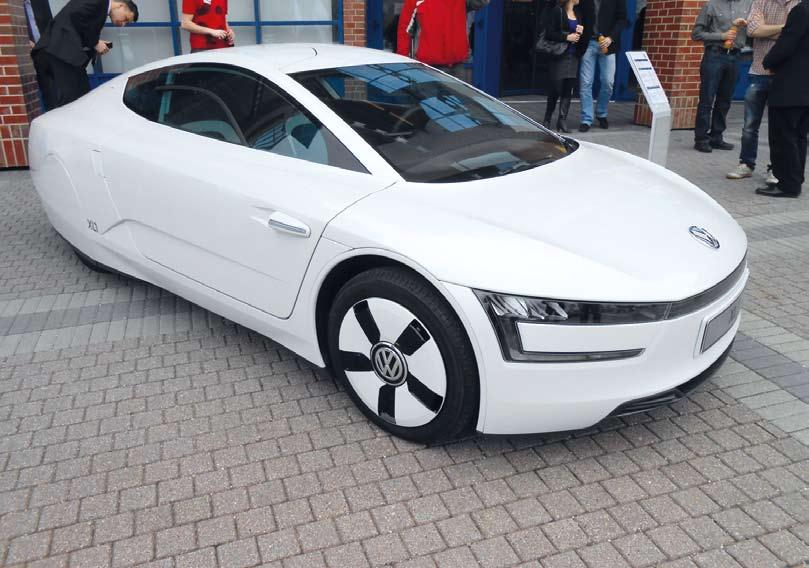 Betekintést nyerhettünk a VW 1 literesébe, az XL1-be Ahogy azt az elmúlt években megszokhattuk, idén is hazánkba látogatott Prof. Dr.