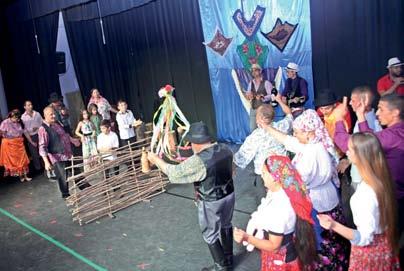 Tóth János, a Magyar Népfőiskolai Társaság elnöke, Turóczyné Veszteg Rozália, a JNSZ Megyei