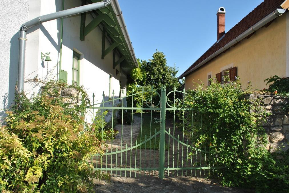 A minden napi élet nyoma meglátszik egy udvaron. De fontos a használatnak látszani?