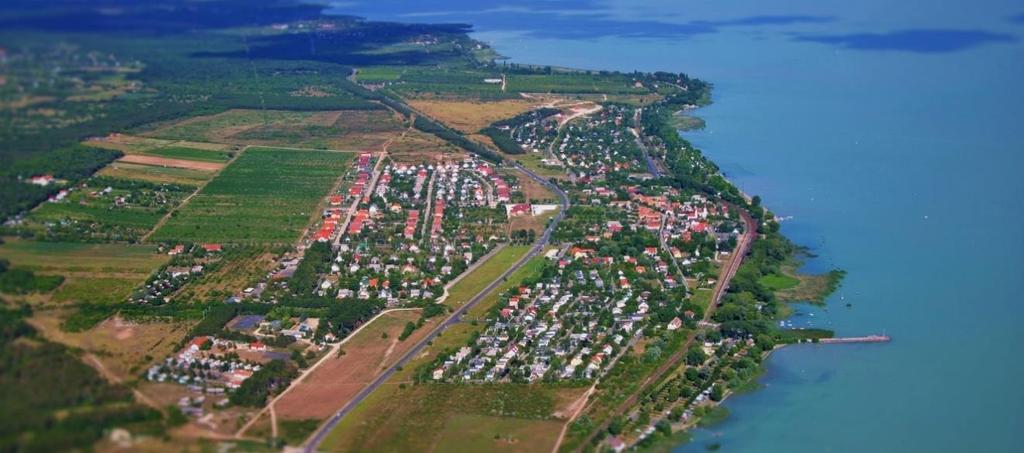 2. A település bemutatása Balatonakali Veszprém megye délnyugati részén, a Balaton északi partján fekszik. Kedvelt üdülőfalu.