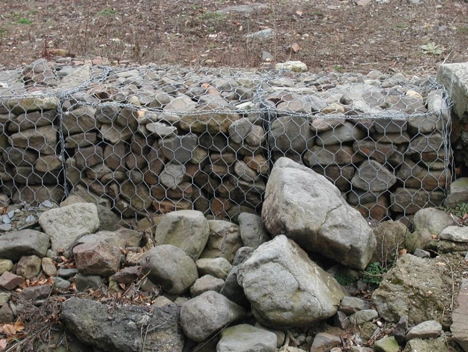 ábra) 10. ábra. Helyes építési technológiával rakott falszakasz 11. ábra. Ggabion előtti kőszórás görgeteg kövekből 4.