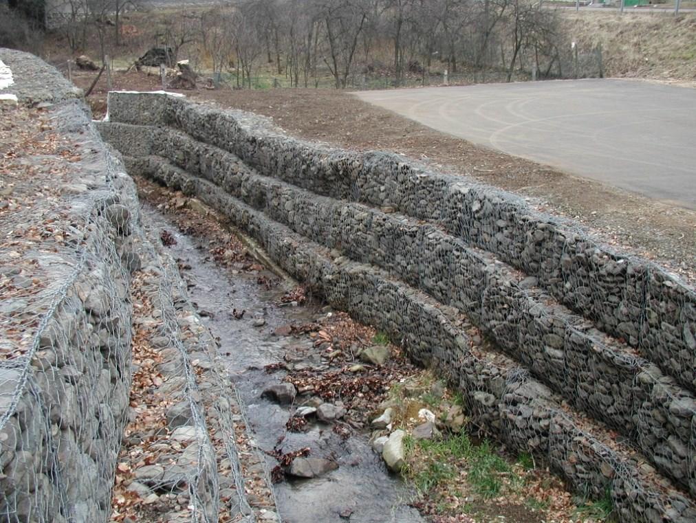 Gálos 14. ábra. A parkolót megtámasztó védmű képe 5.