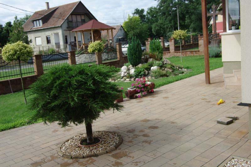 20 Az előkertben intenzív, többszintű zöldfelületet alakíthatunk ki lombhullató fák ültetésével, amely a cserjék