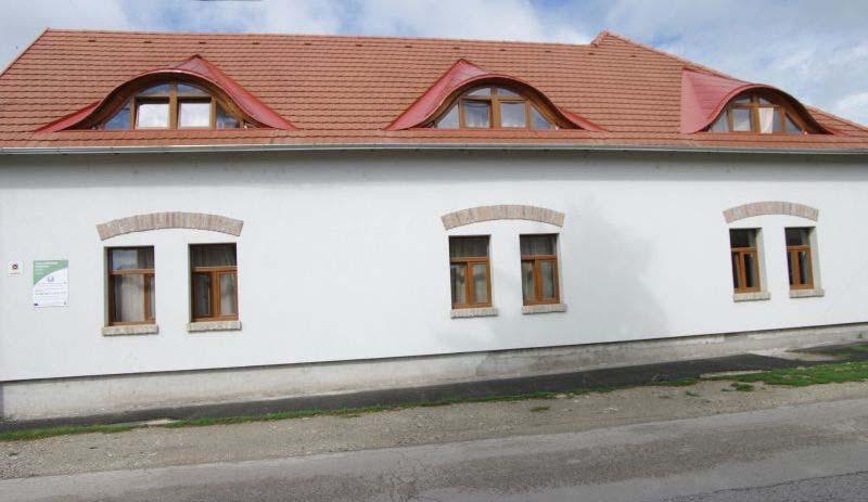 Az utcai homlokzaton lévő két kis, osztott faablakot ne cseréljük nagyobbra, ne helyezzünk elé külső tokos,