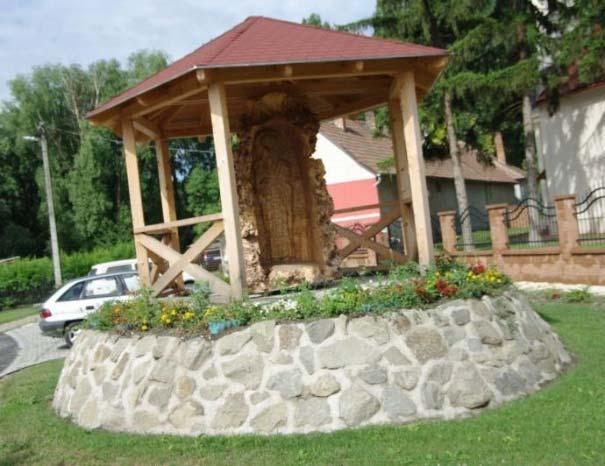 A házak előkerttel csatlakoznak az