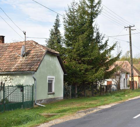 Bár a falu északi határán is húzódnak szántóföldek - a Felső-Kertekalja -, de ennek lankásan