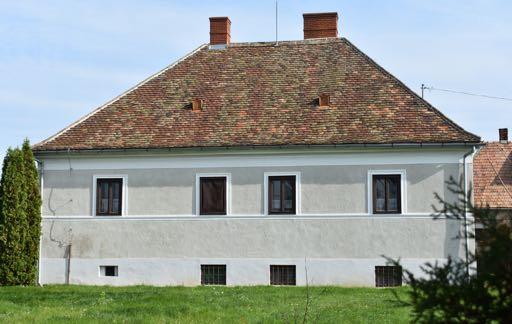 Az egyhajós templom szentélye keskenyebb a hajónál, és félkörívesen záródik. A torony a nyugati homlokzat előtt áll. A főoltárt Willibald Maurer soproni mester faragta, 1787-ben.