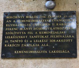 Az evangélikus iskola 1874-ben épült két tanteremmel és segédtanítói szobával. Ugyanebben az évben épült a római katolikus iskola is.