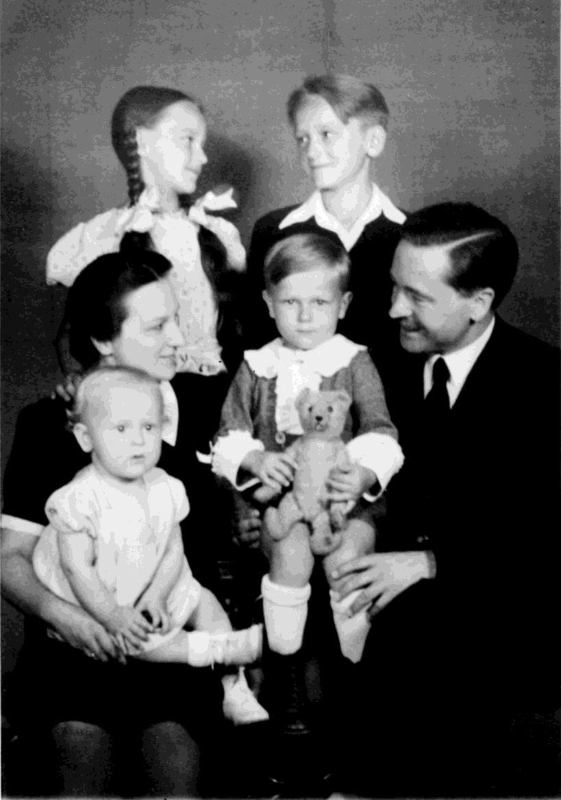 Az Ittzés család 1942-ben Győr 1942 Családi fénykép Győrben, 1942-ben. Valamikor nyáron készülhetett a kép. Édesanyám ölében én ülök, egy-másfél éves lehetek. Édesanyám mögött Mária és Gábor.