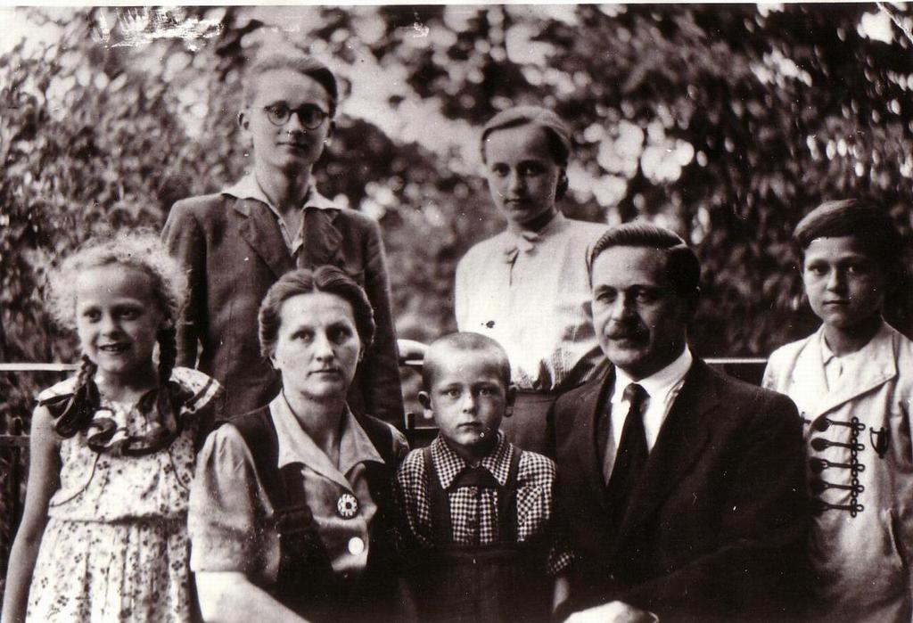 Kulcsfigura: Utolsó kép édesapámmal halála előtt Győr-Nádorváros 1950 Ittzés Mihály A képen családom látható 1950. június elején győr-nádorvárosi otthonunk tornácán.