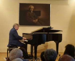 ) Kossuth-díjas és Liszt Ferencdíjas zongoraművész és zenepedagógus. Műsor: 2 polonéz: cisz-moll op.26 és A-dúr, op.40 2 noktürn, op.9 b-moll No.1 és Esz-dúr No.2 g-moll ballada, op.