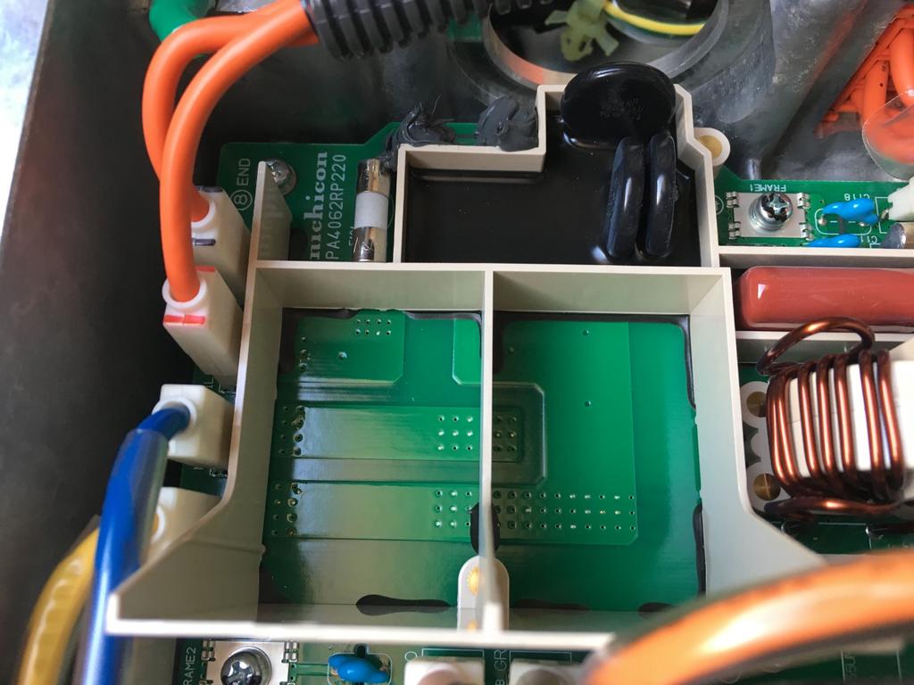 A fehér keretben lévı elektronika simán mehetett volna egy szinttel lejjebb, és akkor nem kell 2 db 5 centis toldó-vezeték csatlakozókkal Igen kérem, itt átrakták azt a bizonyos részt az alsó