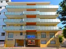 Fekvése: a néhány éve épült modern apartmanház Lignano Sabbiadoro szívében, a sétálóutca és a strand közelében fekszik, a tengerparttól 50 m-re. Elhelyezés: C/7 apartmanban (max.