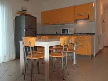 Kaució: 100 /apartman, végtakarítás kötelező: 46 /B, 48 /C, előfogl. kedv. 10% VILLA GARY Fekvése: a felújított villa Lignano Sabbiadoro központjában fekszik, a strandtól 150 m-re.