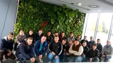 Ennek keretében valamennyi informatikus osztály képviselői részt vehettek egy motivációs előadássorozaton, illetve gyárlátogatás keretében bepillantást nyerhettek két multinacionális cég IT
