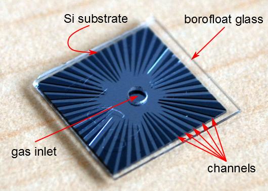 A következő generációs hűtőeszköz csatornáit a MEMS technológiából ismert TMAH (Tetrametil-ammónium-hidroxid) anizotróp marószer segítségével magában a szilíciumban állították elő.