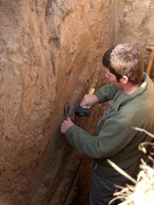 Mintavétel talajszelvényből profil fölé anyagot helyezni tilos profil felett sétálni