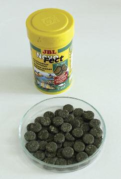 növényi eredetű színanyagtartalma, így többek között ß-karotin, klorofil-a, xantofil, zeaxantin, mely utóbbi is a karotinoidok közé tartozik.