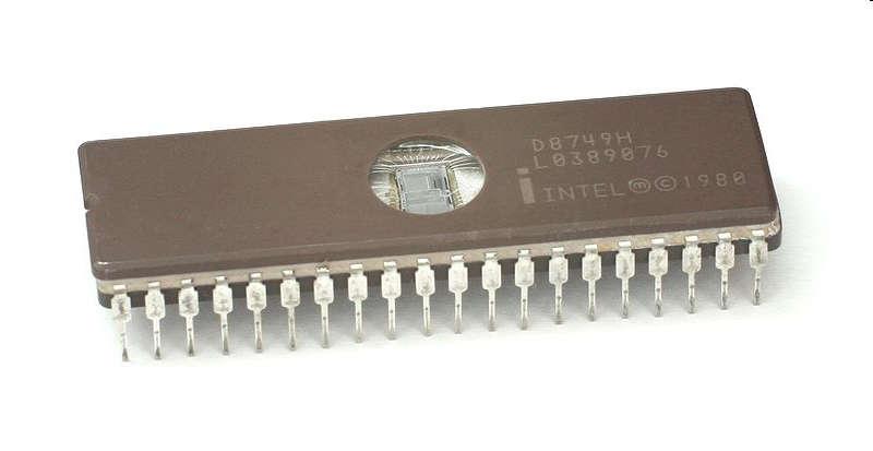 Az első mikrovezérlők (Intel MCS-48) 1976: Intel bemutatja a 8 bites mikrovezérlőjét az MCS-48/49 (8048, 8049)-et. Még abban az évben 251.000 darabot értékesítenek belőle.