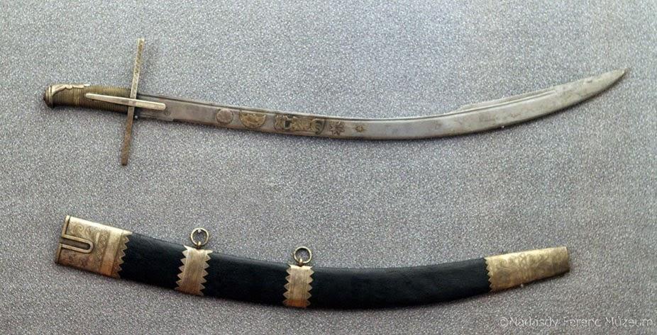 Fő fegyverük a 3,5-4 méteres lándzsa volt. Ha közelharcra került a sor, akkor egykezes lovagi kardokat használtak - hasonlót, mint a nehézgyalogság - de ezek egy méternél is hosszabbak voltak.