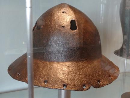 Sokféle páncélt használtak; bőrpáncélt, láncvértet, lánccsuklyát, posztó vagy bőrcsuklyát illetve brigantint és kar-lábvértet is, de előfordult ritkán a mellvért is.