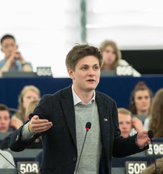 Euroscola Az Euroscola lehetőséget nyújt a diákok számára, hogy dinamikus és többnyelvű környezetben megismerkedjenek az Európai Unió döntéshozatali mechanizmusával.