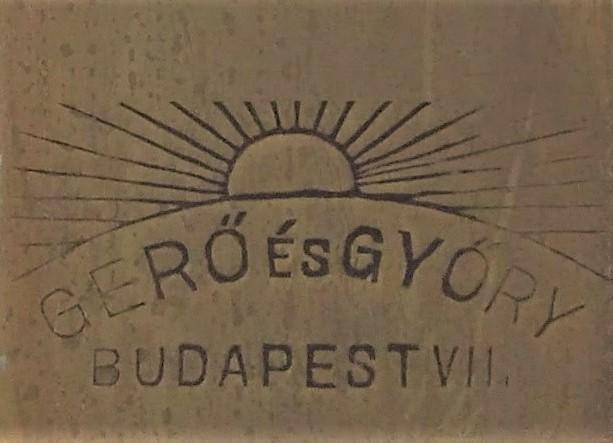 4. kép A főlépcsőház liftje és kezelője, 1929 (Forrás: Színházi Élet) A lakatos-és redőnymunkákat Gerő és Győry lakatosáru- és redőnygyára készítette.
