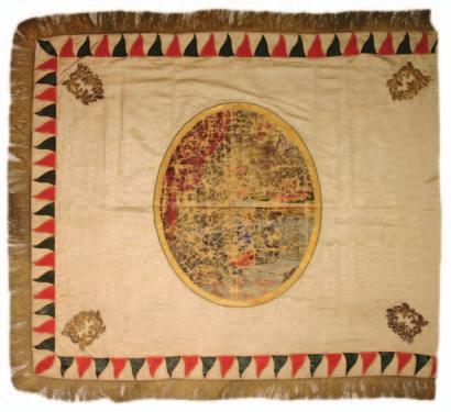 135A. KÉP 135B. KÉP 135. A XIX. század második felében készült egy ismeretlen templom fehér, négyzet alakú, moaré habselyem zászlaja (rossz minőségű), amelynek mérete 146 152 cm.