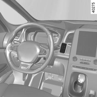A MOTOR BEINDÍTÁSA ÉS LEÁLLÍTÁSA (2/3) 2 3 Nyomja be a fékpedált vagy a tengelykapcsoló-pedált, majd érintse a RENAULT 3 kártyát (a logó felőli oldalát) az indítógombhoz 2 körülbelül 2 másodpercig.