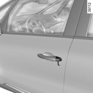 Miután beült a gépjárműbe, tegye vissza a beépített kulcsot a(z) RENAULT kártyában erre fenntartott helyre.