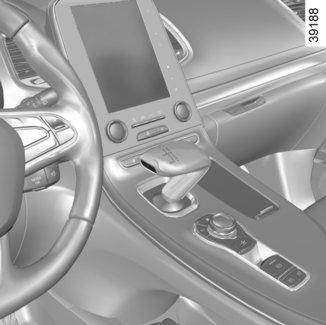 AUTOMATA SEBESSÉGVÁLTÓ (2/6) 2 3 P állásba kapcsolás (2 gomb) A gépkocsi álló helyzetében, járó motorral és bekapcsolt gyújtás mellett nyomja meg a gombot 2 a P állásba kapcsoláshoz.