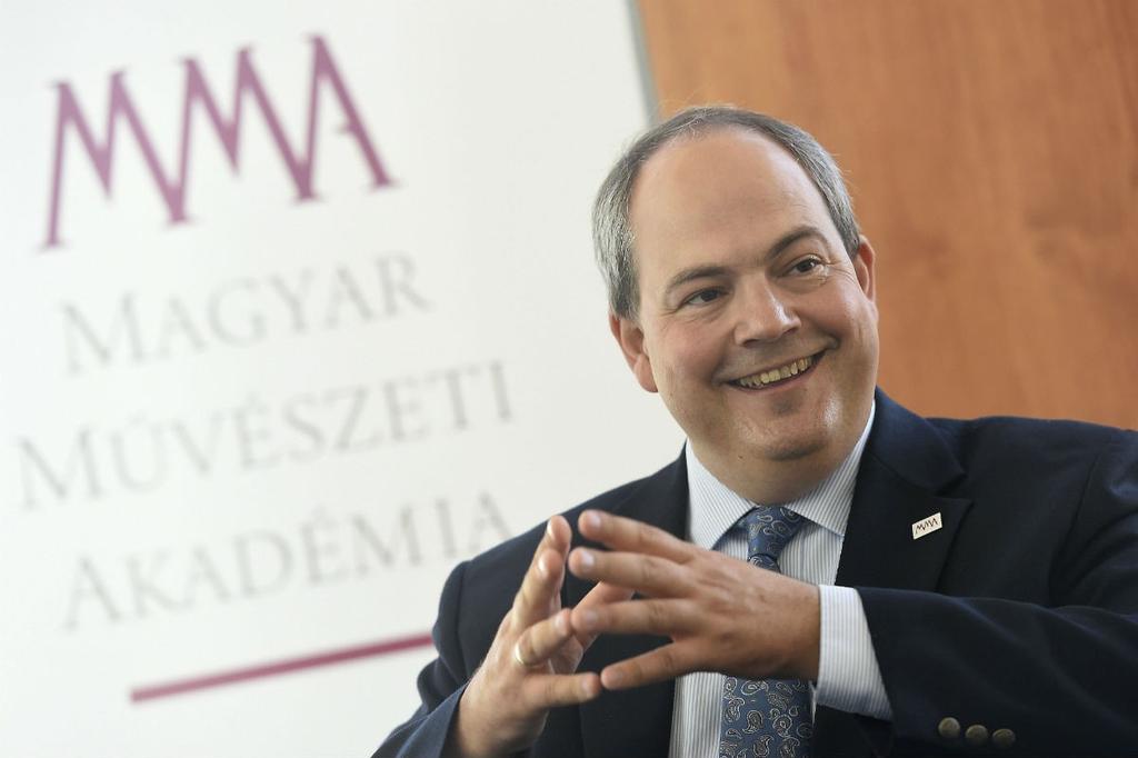 Művészeti Iskola egykori hallgatójaként s aktív részeseként jól ismertem és ismerem ma is azt a magas minőségű, színvonalas munkát, amellyel a nagyközönséget ilyen alkalmakkor megörvendeztetik.