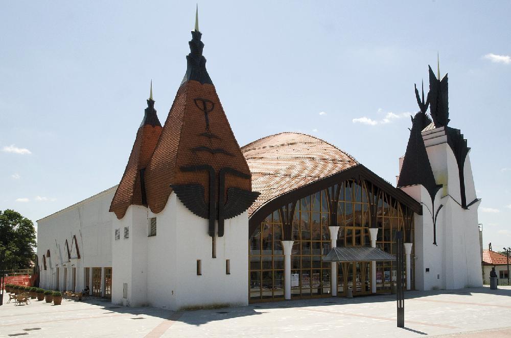 A Makovecz-Kultúrközpont / Színház- és Hangversenyterem (Gledališka in