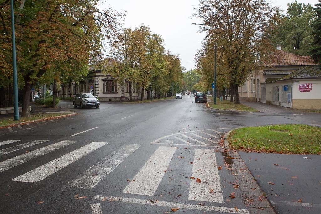 Mindkét változatban a személygépkocsik közlekedése a gyalogosok biztonságát nem veszélyeztetik. V.