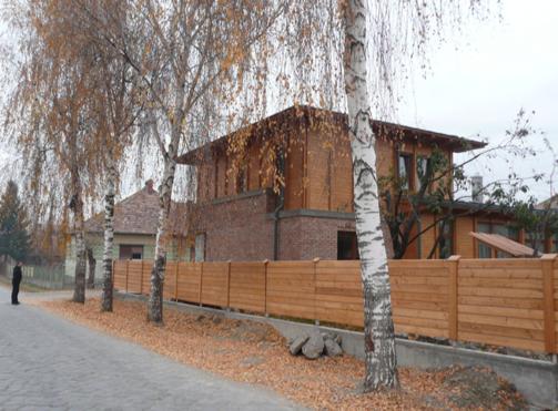 2. Lakóház, Székelyudvarhely, Hargita megye, Románia Tóthfalusi Gábor, Tulogdy László Tektum, Kolozsvár, 2010-2012 Bukaresti Nemzeti Építészeti Biennálé BNAB 2012 Az épület a város egyik csendes