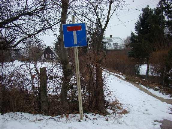 A tábla áthelyezése szükséges a menetirány szerinti jobb